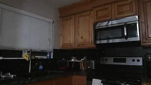 NatalieKneals online show from 03-09-25, 07:23