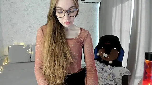 Snapshot of LissaCain chatting on 09-10-25, 05:17 LissaCain online show from 09-10-25, 05:17