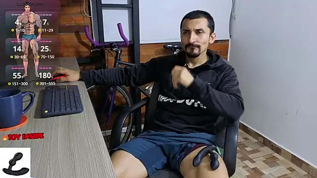 Snapshot of Marck_Muscle chatting on 10-11-25, 12:11 Marck Muscle online show from 10-11-25, 12:11