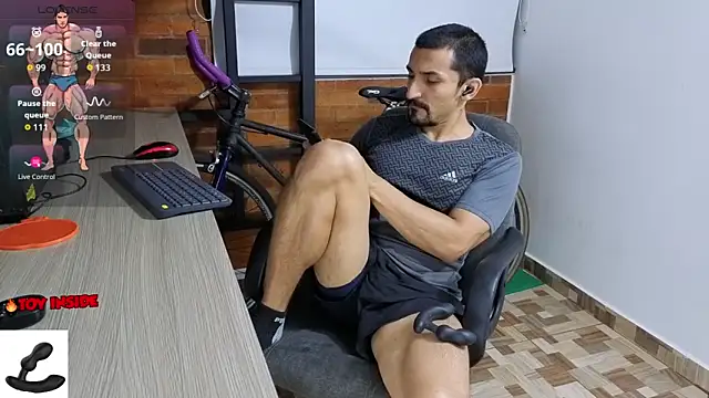Snapshot of Marck_Muscle chatting on 10-10-25, 02:01 Marck Muscle online show from 10-10-25, 02:01