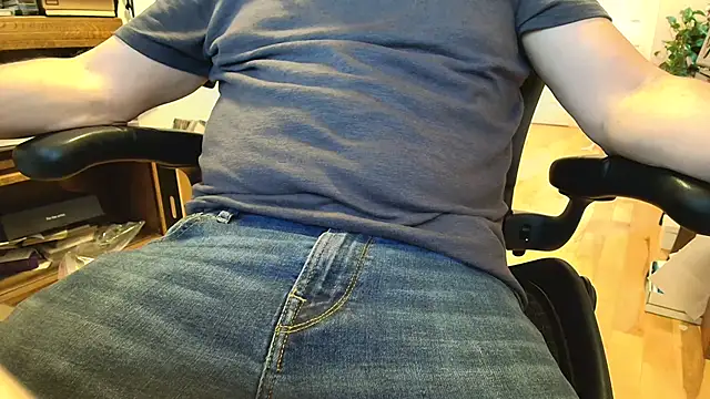 Snapshot of massive_cum chatting on 09-13-25, 11:05 massive cum online show from 09-13-25, 11:05