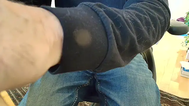 Snapshot of massive_cum chatting on 10-20-25, 05:35 massive cum online show from 10-20-25, 05:35