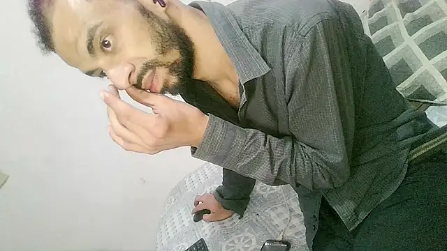 Snapshot of UncutToyBoy23cm chatting on 10-15-25, 08:00 UncutToyBoy23cm online show from 10-15-25, 08:00