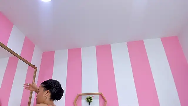 ISABELLA 020 online show from 05-15-26, 11:52