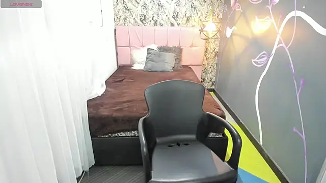 Snapshot of EmmaaEvans_ chatting on 02-12-25, 12:01 EmmaaEvans online show from 02-12-25, 12:01