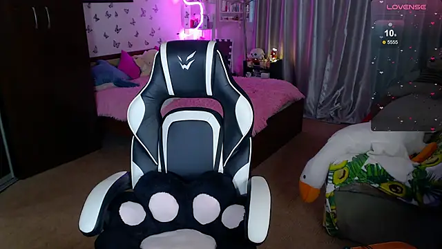 Snapshot of Sidney_blush chatting on 02-17-26, 05:27 Sidney blush online show from 02-17-26, 05:27