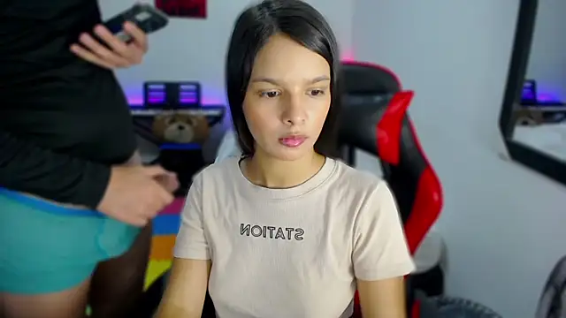 Snapshot of jessi_and_boy chatting on 10-18-25, 03:47 jessi and boy online show from 10-18-25, 03:47