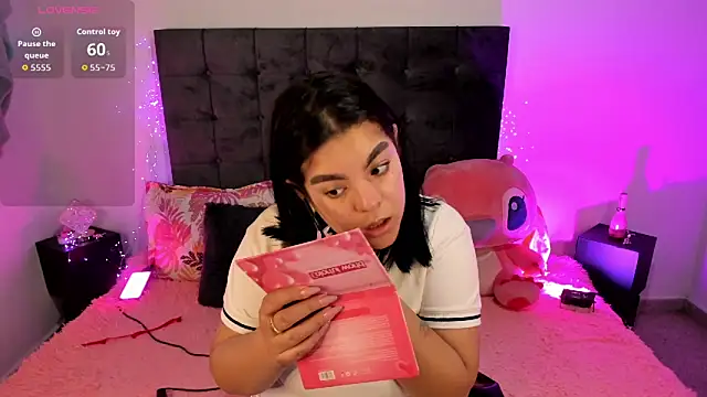 Kylie2211 online show from 10-26-25, 09:04