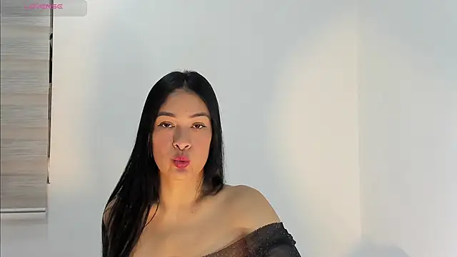 Snapshot of bella_hadid1_ chatting on 10-04-25, 07:48 bella hadid1  online show from 10-04-25, 07:48