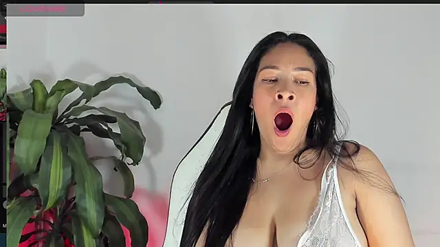 Snapshot of bella_hadid1_ chatting on 03-08-25, 03:35 bella hadid1  online show from 03-08-25, 03:35