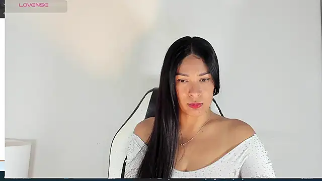Snapshot of bella_hadid1_ chatting on 03-02-25, 05:52 bella hadid1  online show from 03-02-25, 05:52