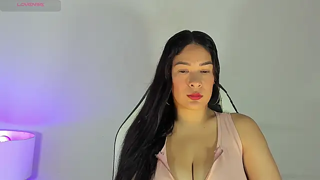 Snapshot of bella_hadid1_ chatting on 02-10-25, 11:36 bella hadid1  online show from 02-10-25, 11:36