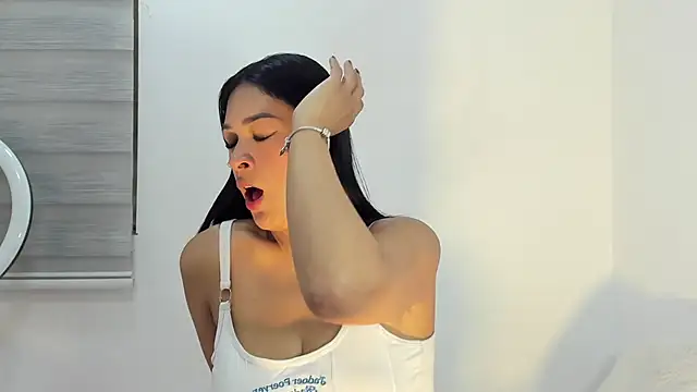 bella hadid1  online show from 02-19-26, 03:58