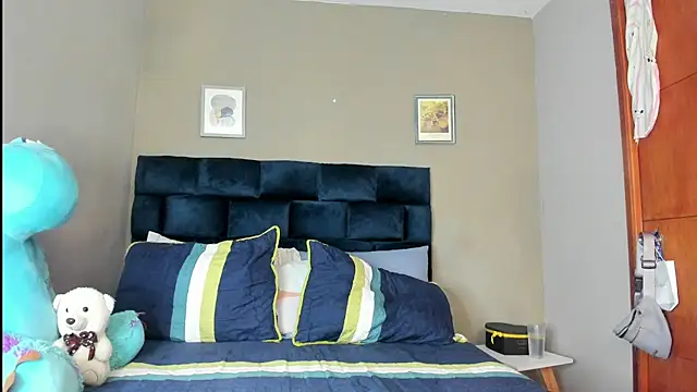 Snapshot of nathaliefox chatting on 10-19-25, 04:21 nathaliefox online show from 10-19-25, 04:21