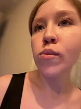 Snapshot of Eva_Weyne chatting on 06-17-26, 07:35 Eva Weyne online show from 06-17-26, 07:35