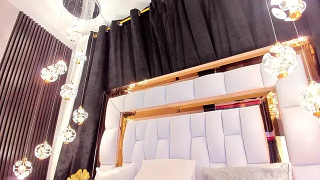 Snapshot of SarayRoyse chatting on 03-17-25, 07:15 SarayRoyse online show from 03-17-25, 07:15