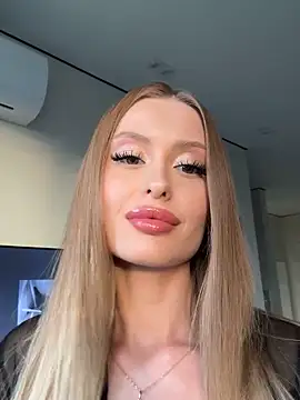 Snapshot of Sweet__Milly chatting on 09-25-25, 02:01 Sweet  Milly online show from 09-25-25, 02:01