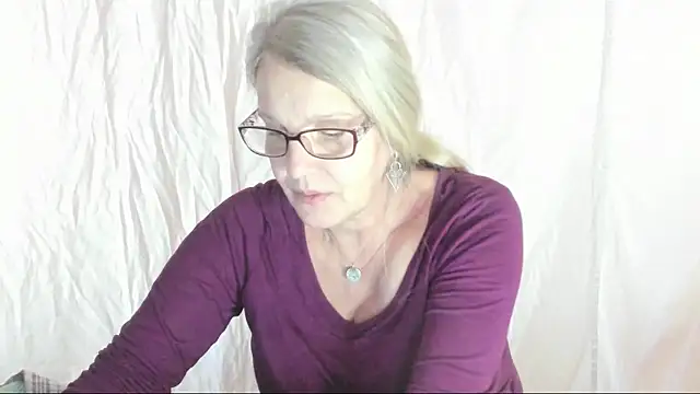 Snapshot of irinamaux chatting on 03-09-25, 11:03 irinamaux online show from 03-09-25, 11:03