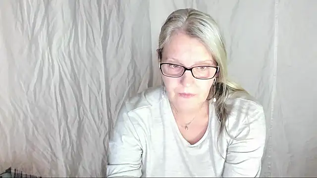 Snapshot of irinamaux chatting on 03-12-25, 08:08 irinamaux online show from 03-12-25, 08:08