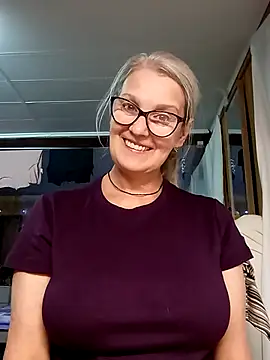 Snapshot of irinamaux chatting on 10-22-25, 06:18 irinamaux online show from 10-22-25, 06:18