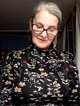 Snapshot of irinamaux chatting on 09-27-25, 04:57 irinamaux online show from 09-27-25, 04:57
