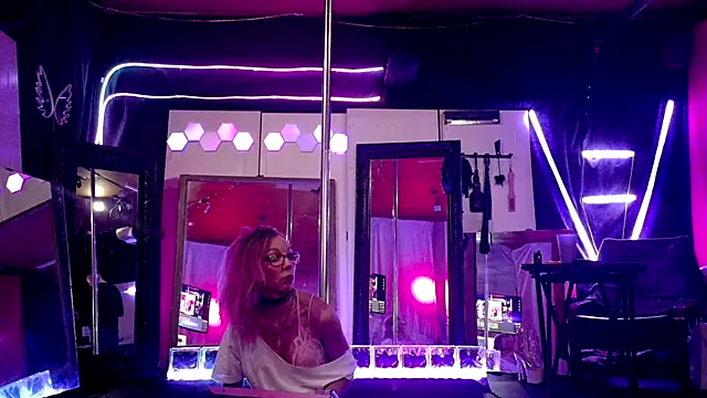 Snapshot of MadisonMarie chatting on 10-19-25, 07:11 MadisonMarie online show from 10-19-25, 07:11