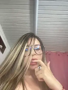 Snapshot of CristalGmez chatting on 03-11-25, 04:30 CristalGmez online show from 03-11-25, 04:30