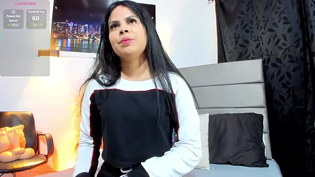Julieta Coopeer  online show from 06-29-26, 10:00