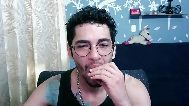 Snapshot of ponzothc chatting on 10-27-25, 09:16 ponzothc online show from 10-27-25, 09:16