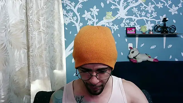 Snapshot of ponzothc chatting on 10-31-25, 09:32 ponzothc online show from 10-31-25, 09:32