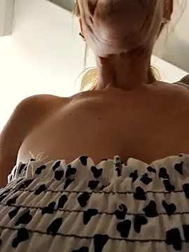 Snapshot of blondyruby chatting on 06-13-26, 10:46 blondyruby online show from 06-13-26, 10:46