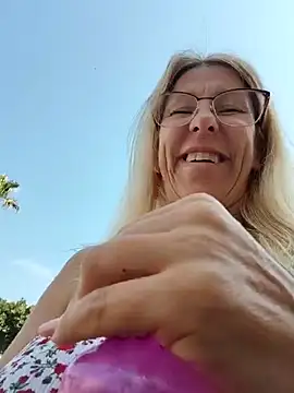 Snapshot of blondyruby chatting on 05-31-26, 09:04 blondyruby online show from 05-31-26, 09:04