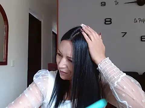 Snapshot of Laura_martin_ chatting on 02-28-25, 02:20 Laura martin online show from 02-28-25, 02:20