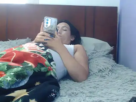 Snapshot of Laura_martin_ chatting on 03-22-25, 12:14 Laura martin online show from 03-22-25, 12:14