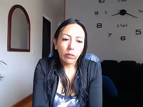 Snapshot of Laura_martin_ chatting on 02-25-26, 01:22 Laura martin online show from 02-25-26, 01:22