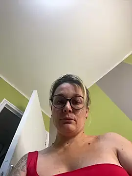 Snapshot of marinella07 chatting on 12-17-24, 01:16 marinella07 online show from 12-17-24, 01:16