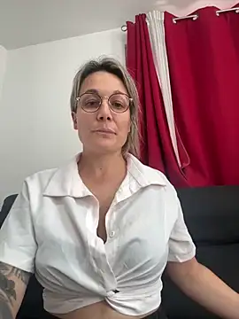 Snapshot of marinella07 chatting on 10-22-25, 11:09 marinella07 online show from 10-22-25, 11:09