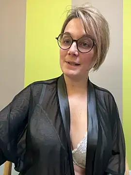 Snapshot of marinella07 chatting on 02-15-25, 12:33 marinella07 online show from 02-15-25, 12:33