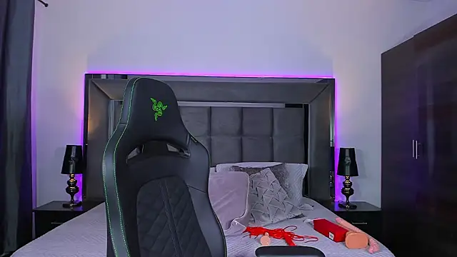 Emmilysantibanez online show from 02-19-26, 02:47