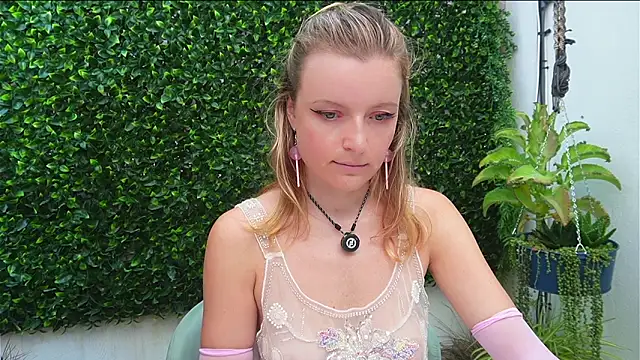 Snapshot of Ameliasweety69 chatting on 10-16-25, 12:24 Ameliasweety69 online show from 10-16-25, 12:24