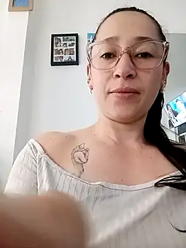 emilypoppy3 online show from 05-06-26, 12:31