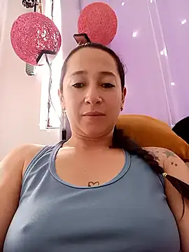 Snapshot of emilypoppy3 chatting on 06-17-26, 07:35 emilypoppy3 online show from 06-17-26, 07:35