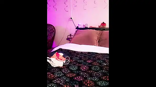 Snapshot of samone9 chatting on 10-25-25, 07:58 samone9 online show from 10-25-25, 07:58