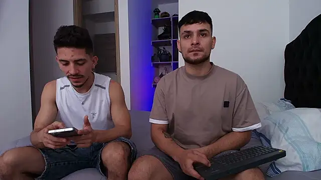 Snapshot of Aron-santoro chatting on 03-03-26, 04:36 Aron-santoro online show from 03-03-26, 04:36