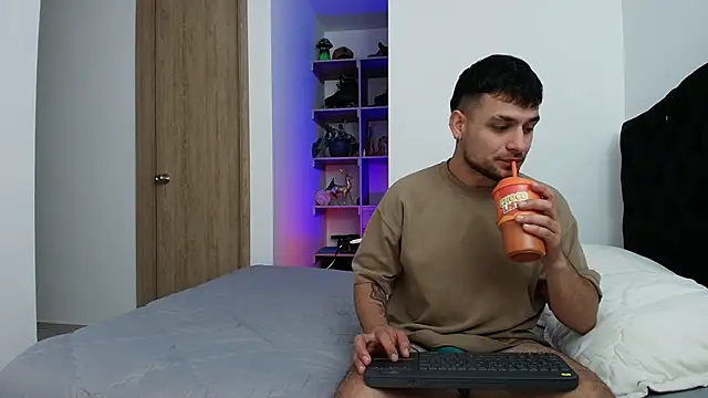 Snapshot of Aron-santoro chatting on 02-26-26, 07:14 Aron-santoro online show from 02-26-26, 07:14