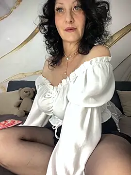 Katie-n online show from 10-21-25, 06:35