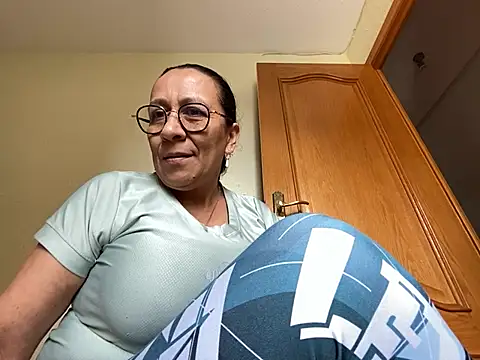 Snapshot of sweeviolet chatting on 02-21-25, 12:38 sweeviolet online show from 02-21-25, 12:38