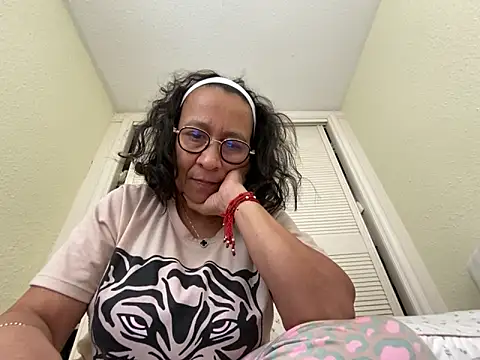 Snapshot of sweeviolet chatting on 02-02-25, 09:40 sweeviolet online show from 02-02-25, 09:40