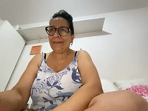 Snapshot of sweeviolet chatting on 05-25-26, 06:34 sweeviolet online show from 05-25-26, 06:34