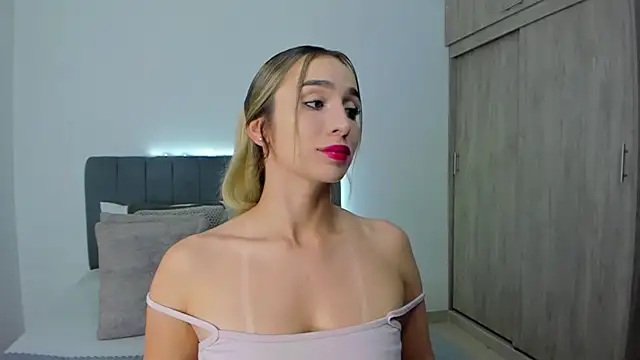 Snapshot of im_sarah34 chatting on 06-12-26, 02:53 im sarah34 online show from 06-12-26, 02:53